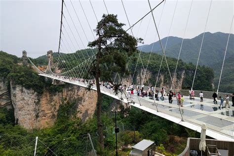 A Ponte de Vidro de Lincang: Uma Experiência Flutuante Acima da Montanha!