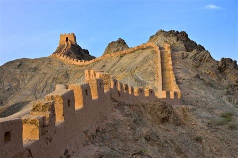 A Fortaleza Jiayuguan: Uma Sentinela Imponente na Grande Muralha Chinesa!