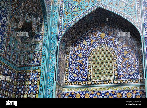  A Mausoléu do Sheikh Safi: Uma Sinfonia de Azulejos e História em Ardabil!