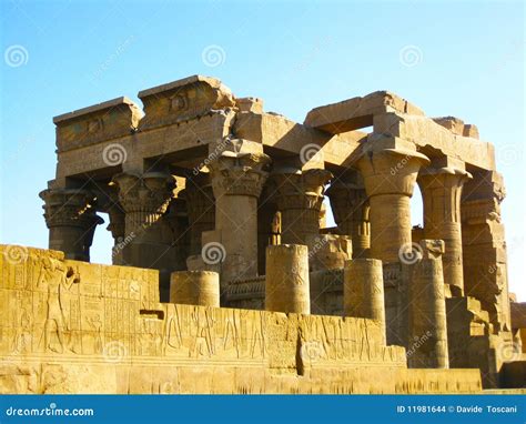 O Templo de Kom Ombo: Uma Maravilha Arquitetônica Dedicada à Harmonia e à Cura!