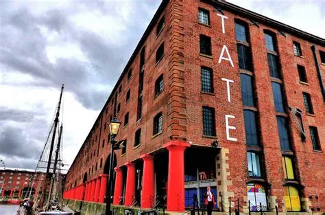 Tate Liverpool: Um Mergulho Através da Arte Moderna e Contemporânea em um Edifício Histórico!